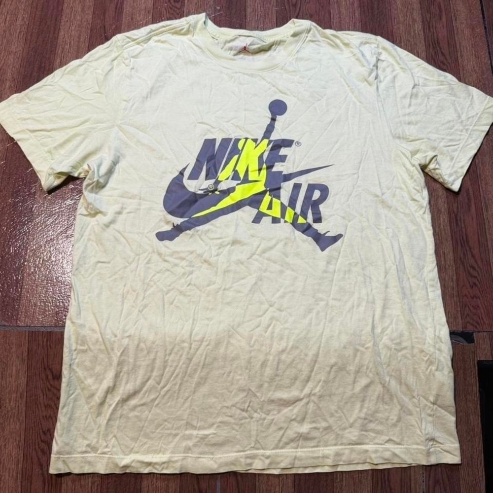 Nike Air Jodan Yellow Retro Tech Basketball‎ Graphic Shirt Fits Medium